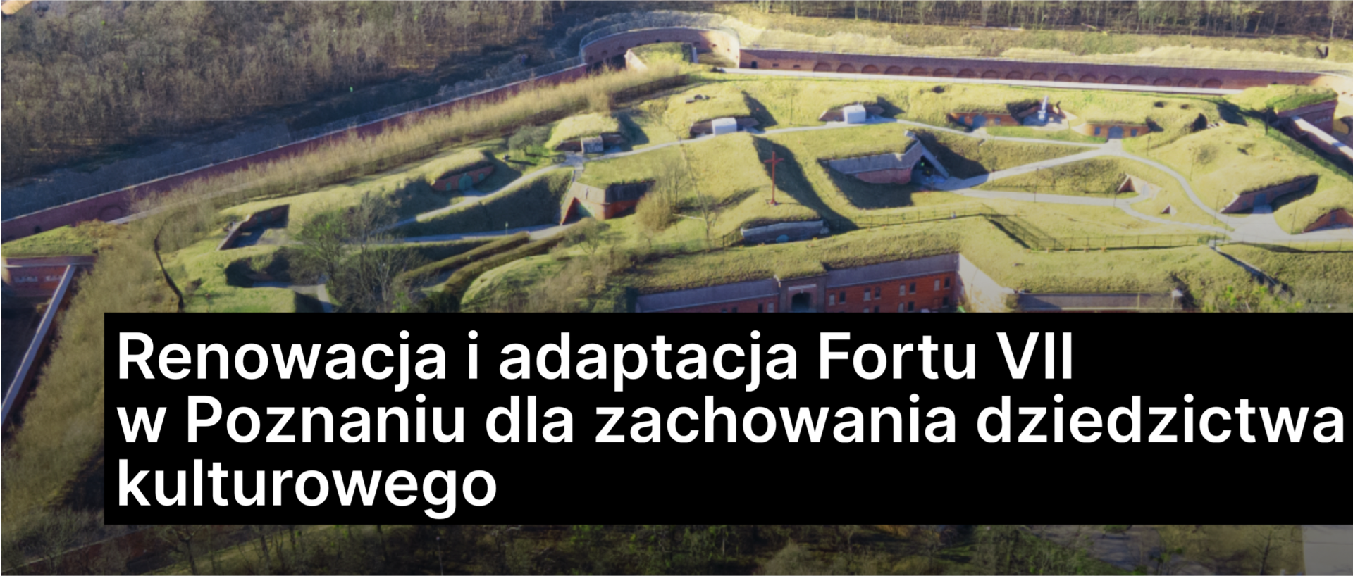 Biały napis na czarnym tle "Renowacja i adaptacja Fortu VII w Poznaniu dla zachowania dziedzictwa kulturowego". W tle zdjęcie z góry Fortu VII.