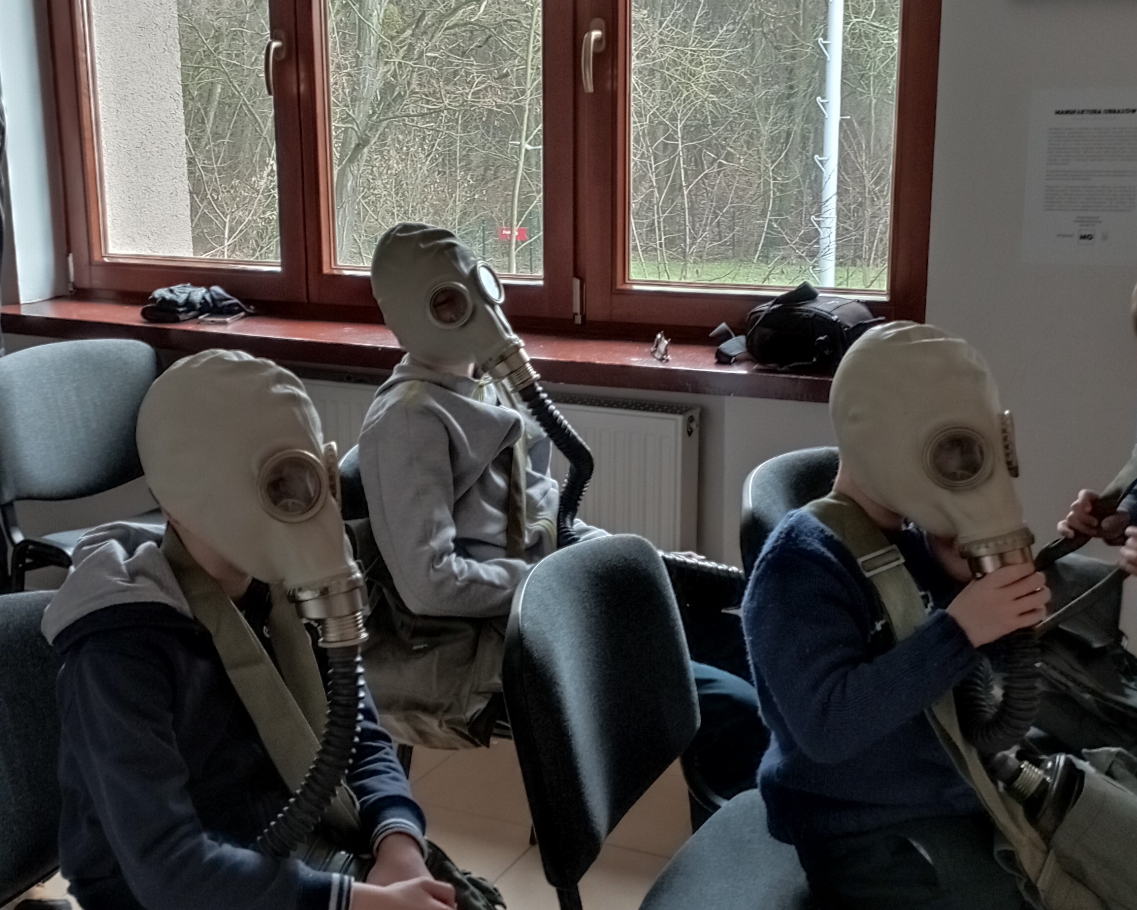 ludzie w maskach gazowych