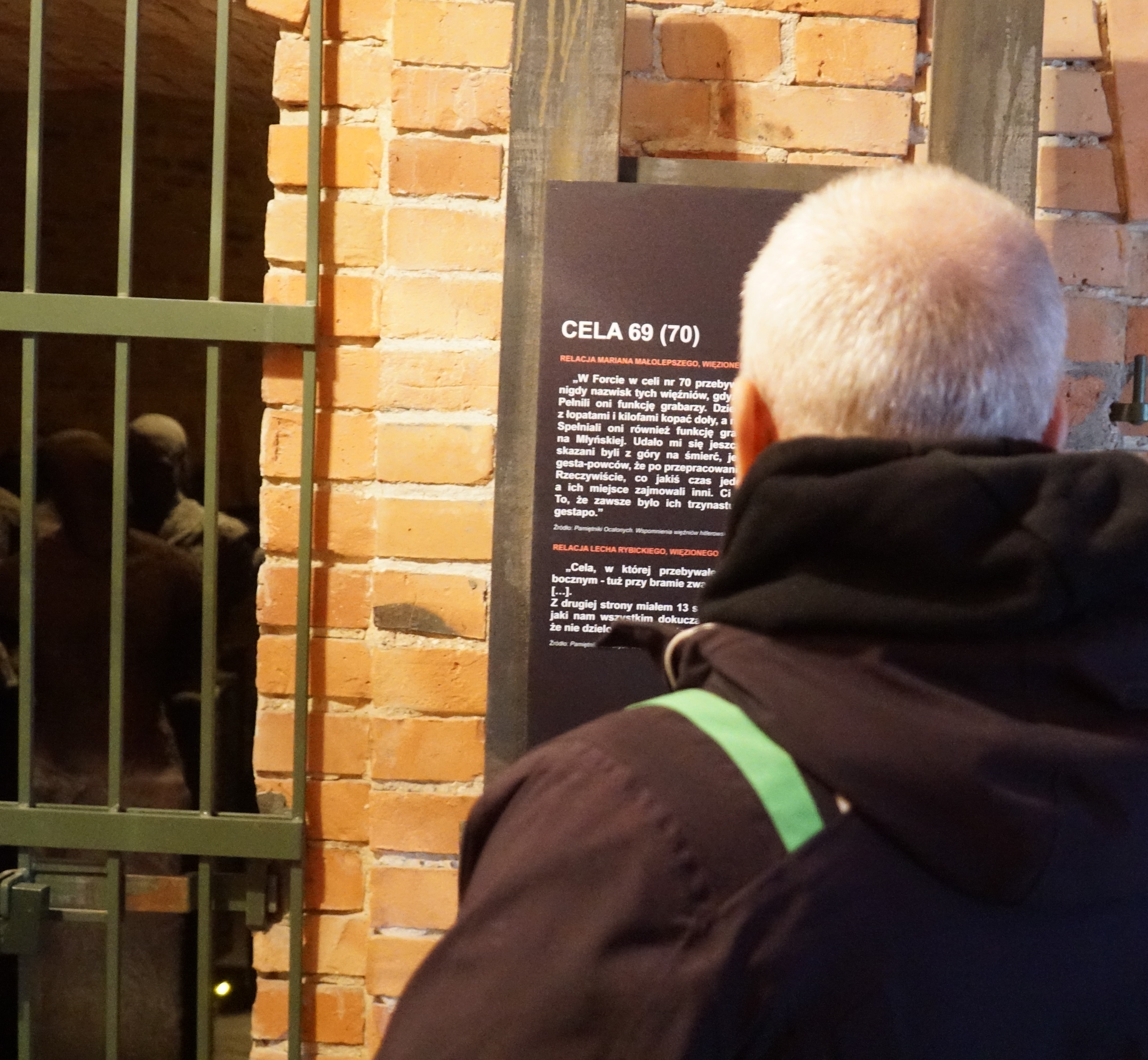 Zwiedzający fort VII