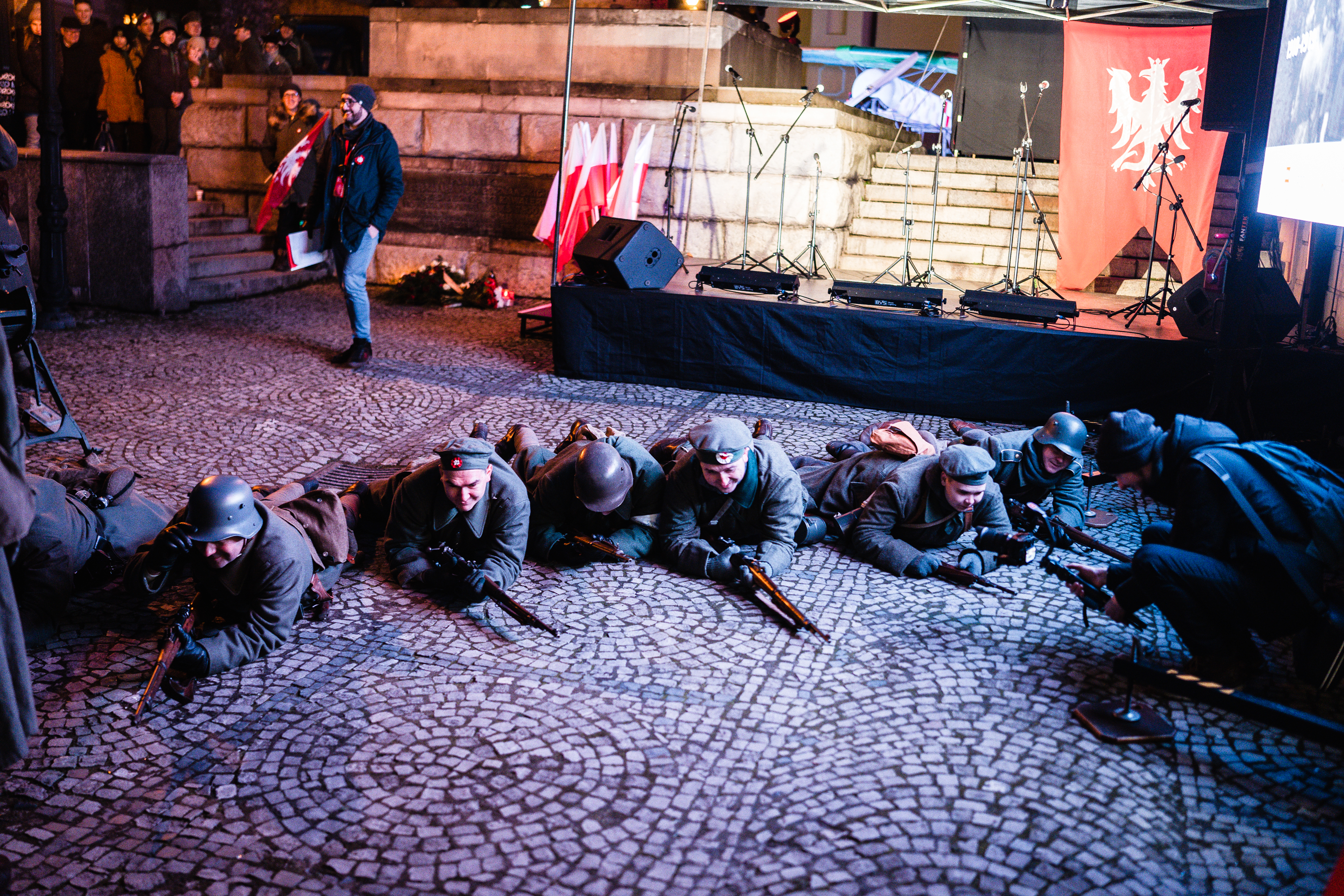 Fotografia okolicznościowa podczas 104 rocznicy Powstania Wielkopolskiego
