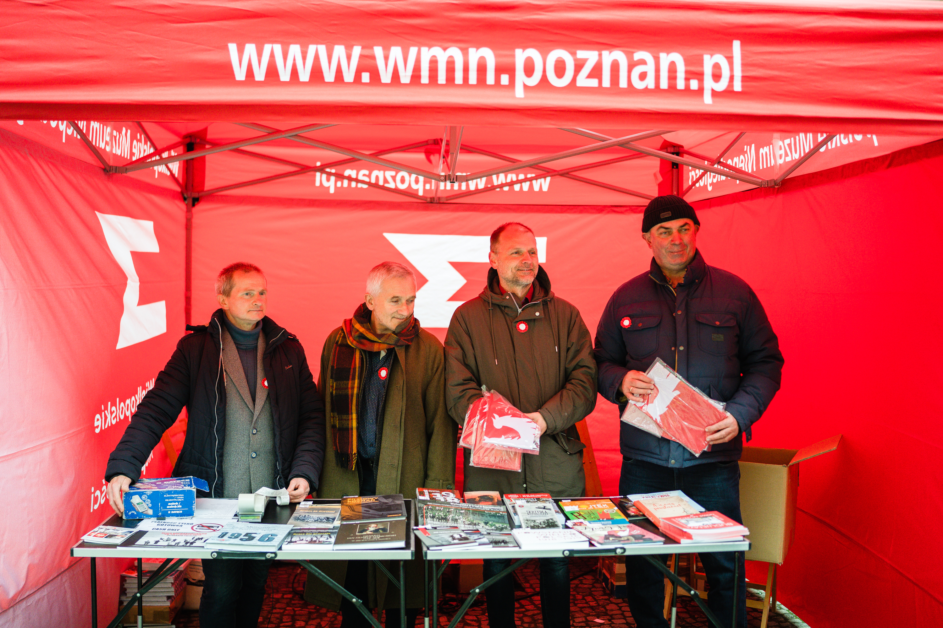 Fotografia okolicznościowa podczas 104 rocznicy Powstania Wielkopolskiego