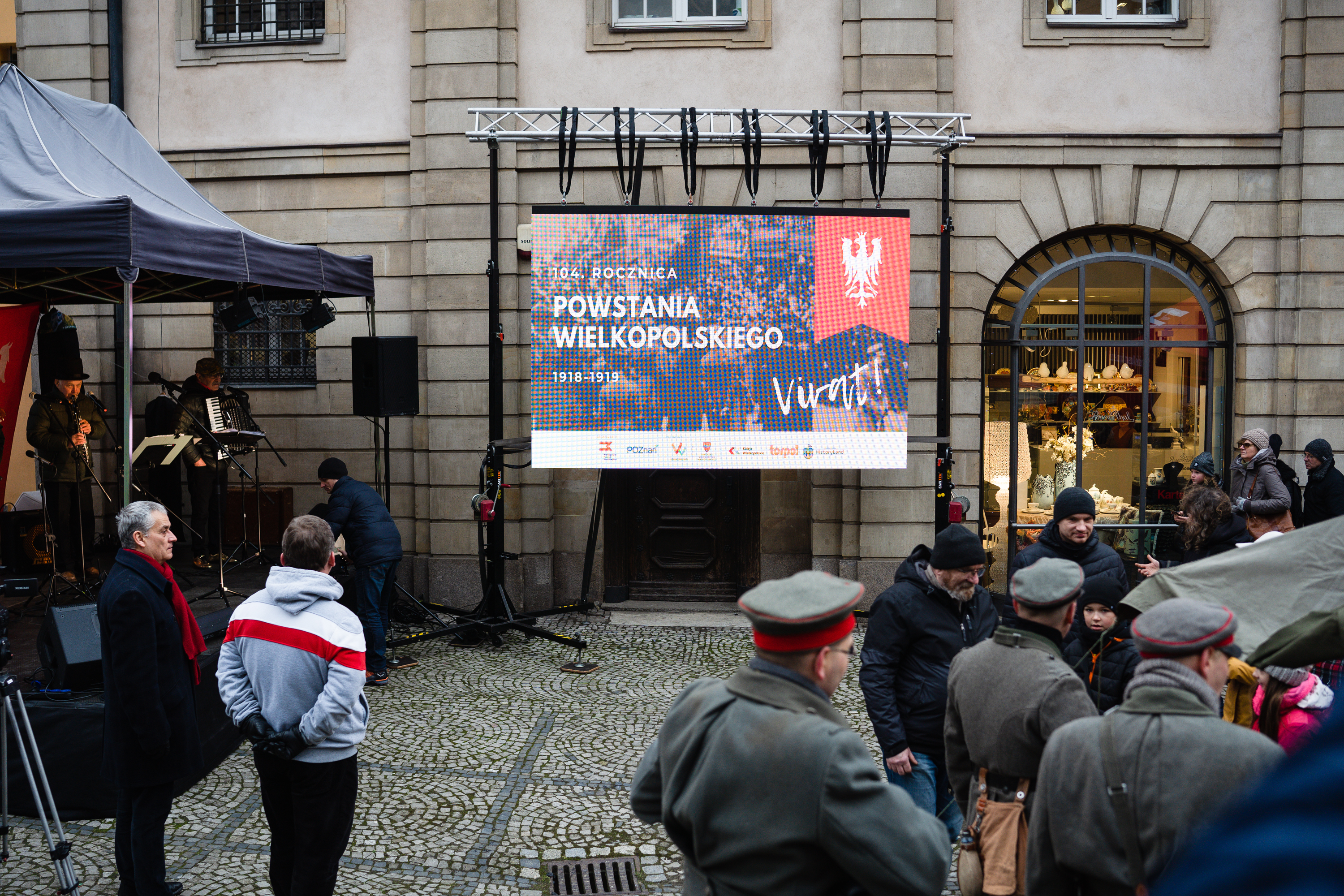 Fotografia okolicznościowa podczas 104 rocznicy Powstania Wielkopolskiego