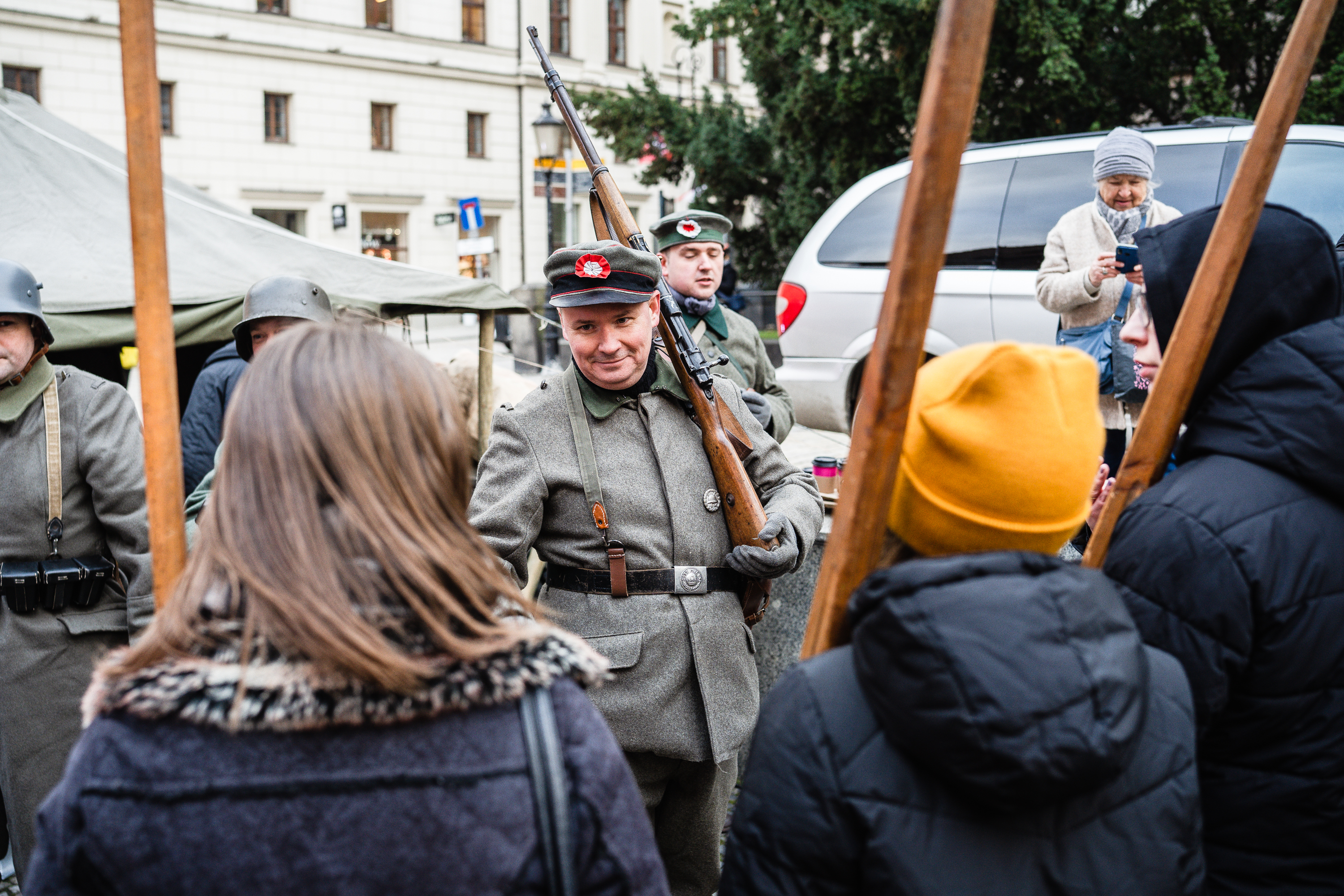 Fotografia okolicznościowa podczas 104 rocznicy Powstania Wielkopolskiego