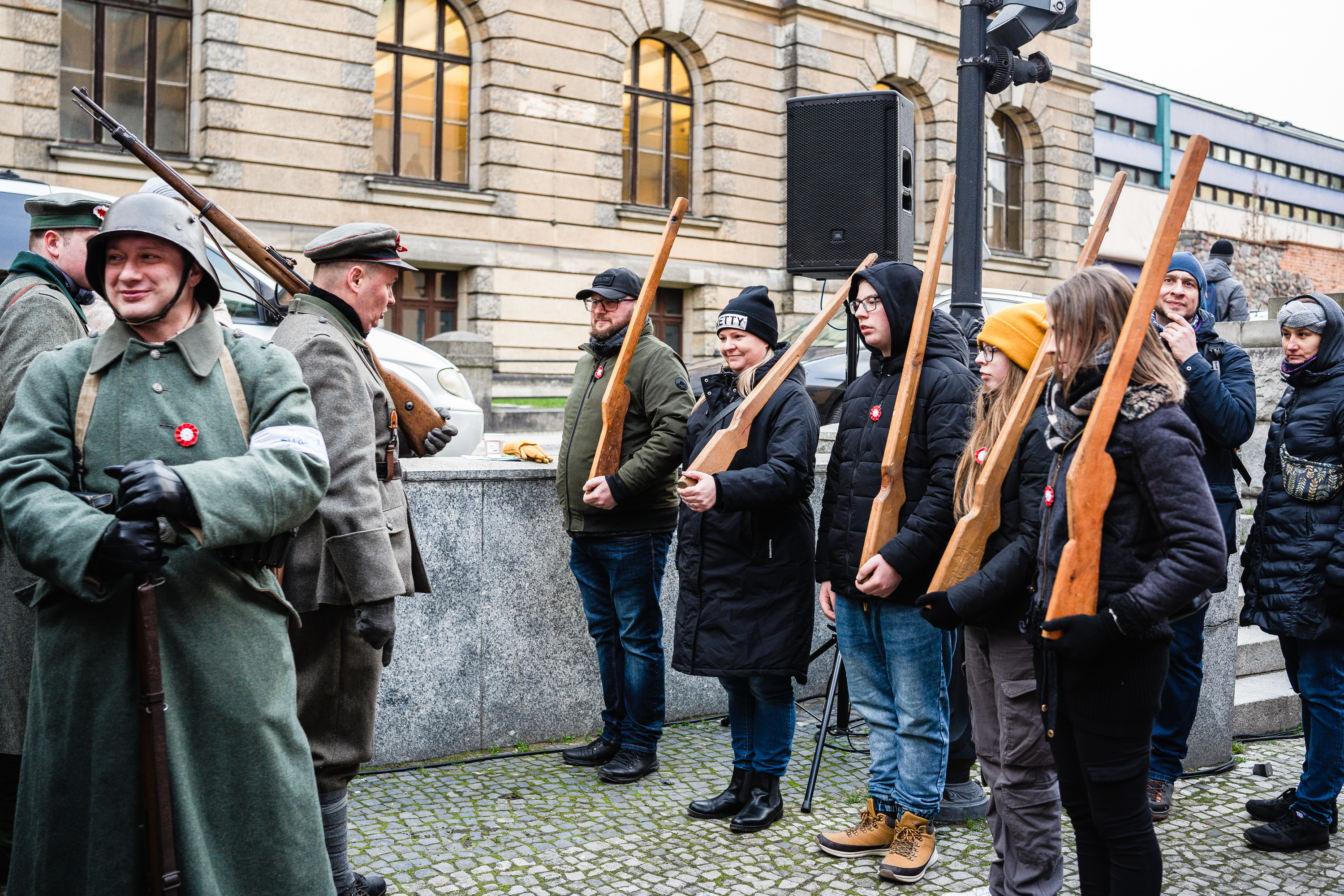 Fotografia okolicznościowa podczas 104 rocznicy Powstania Wielkopolskiego
