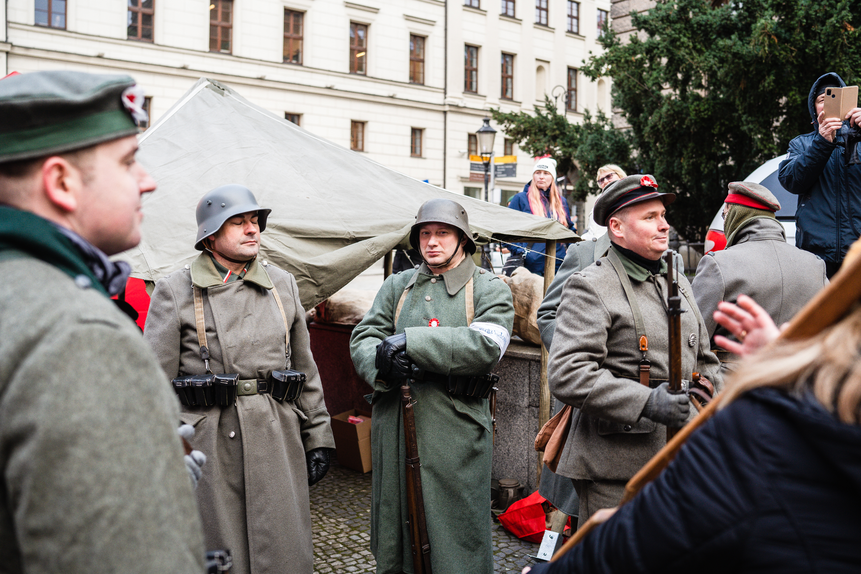 Fotografia okolicznościowa podczas 104 rocznicy Powstania Wielkopolskiego