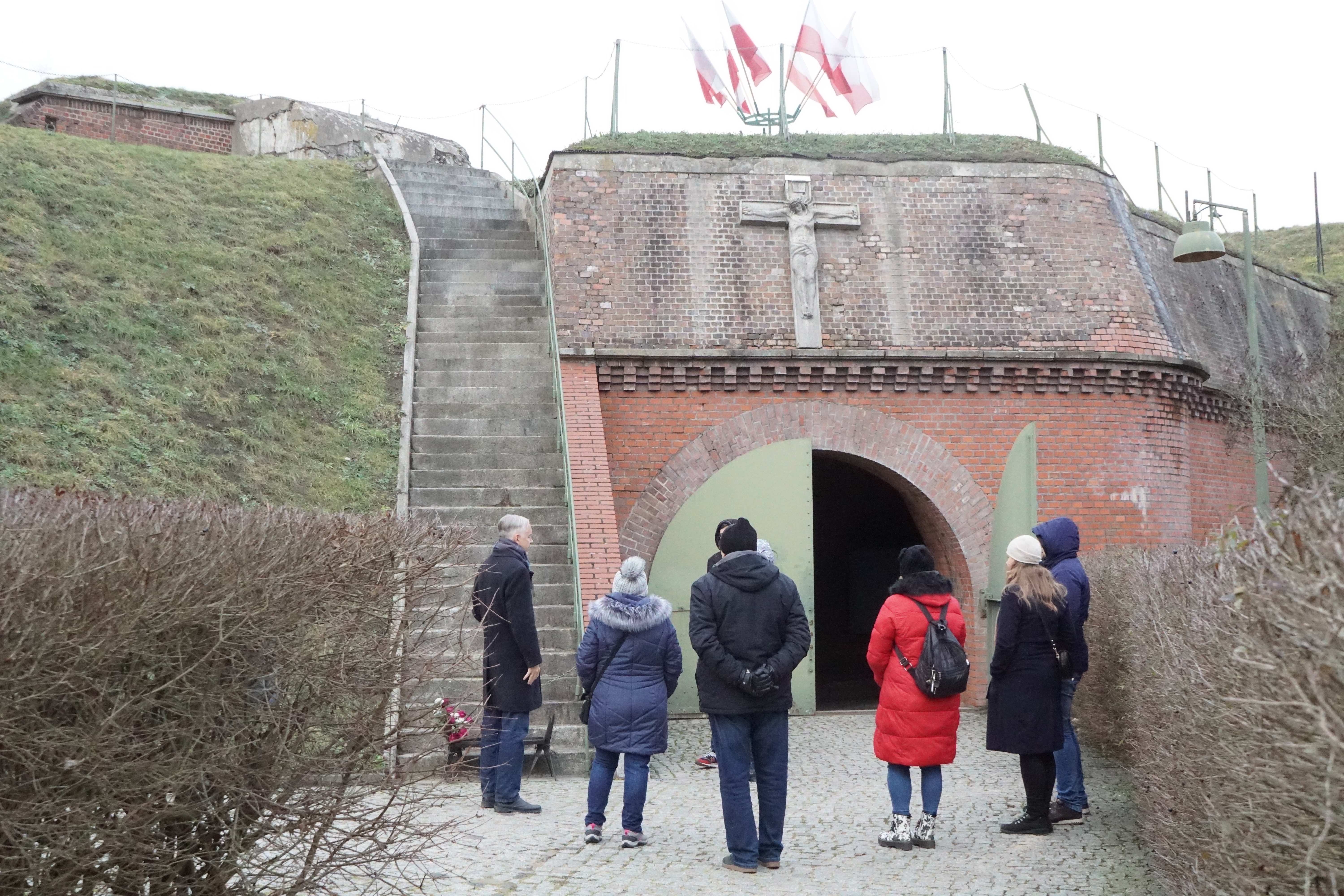 Zwiedzający fort VII