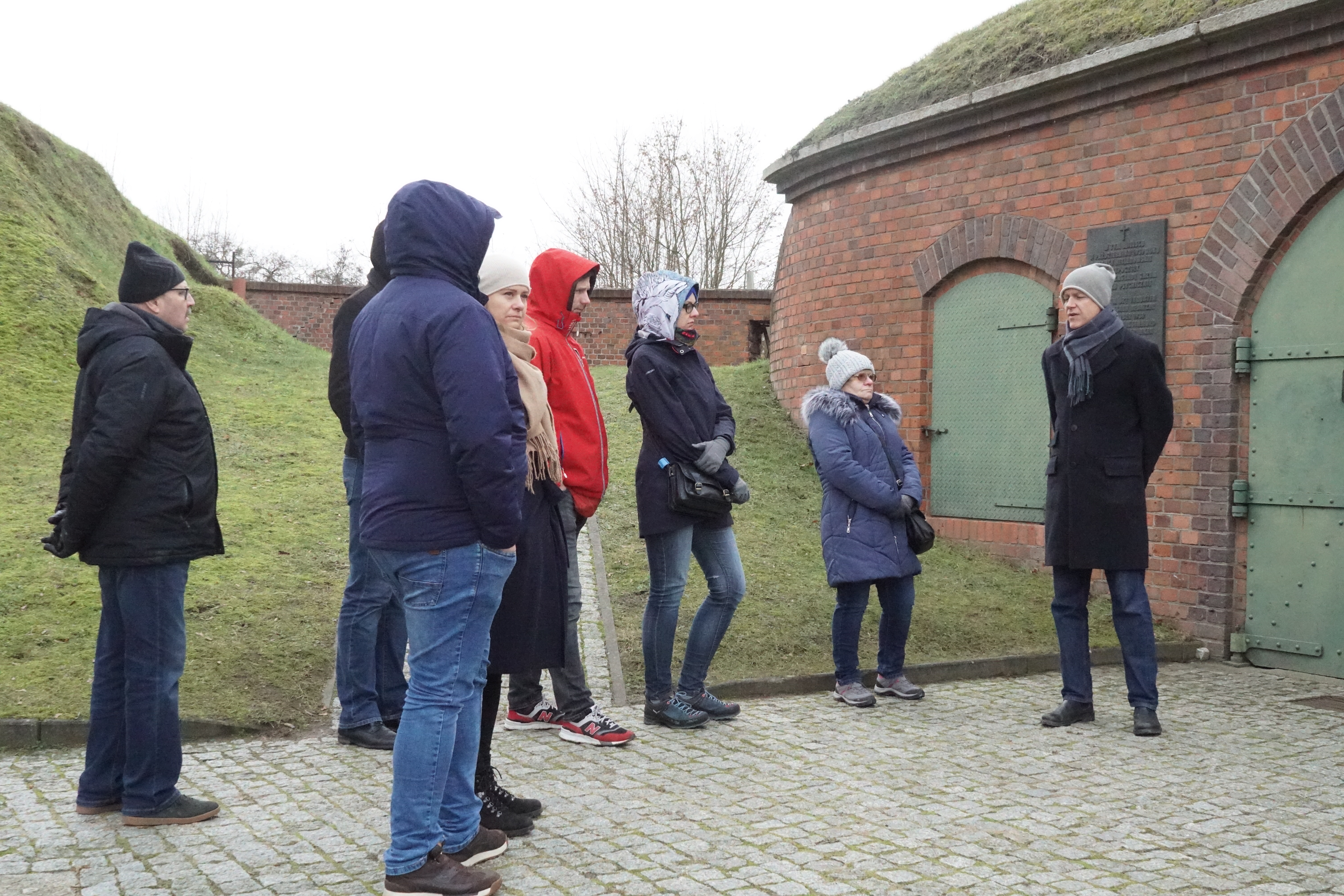 Zwiedzający fort VII