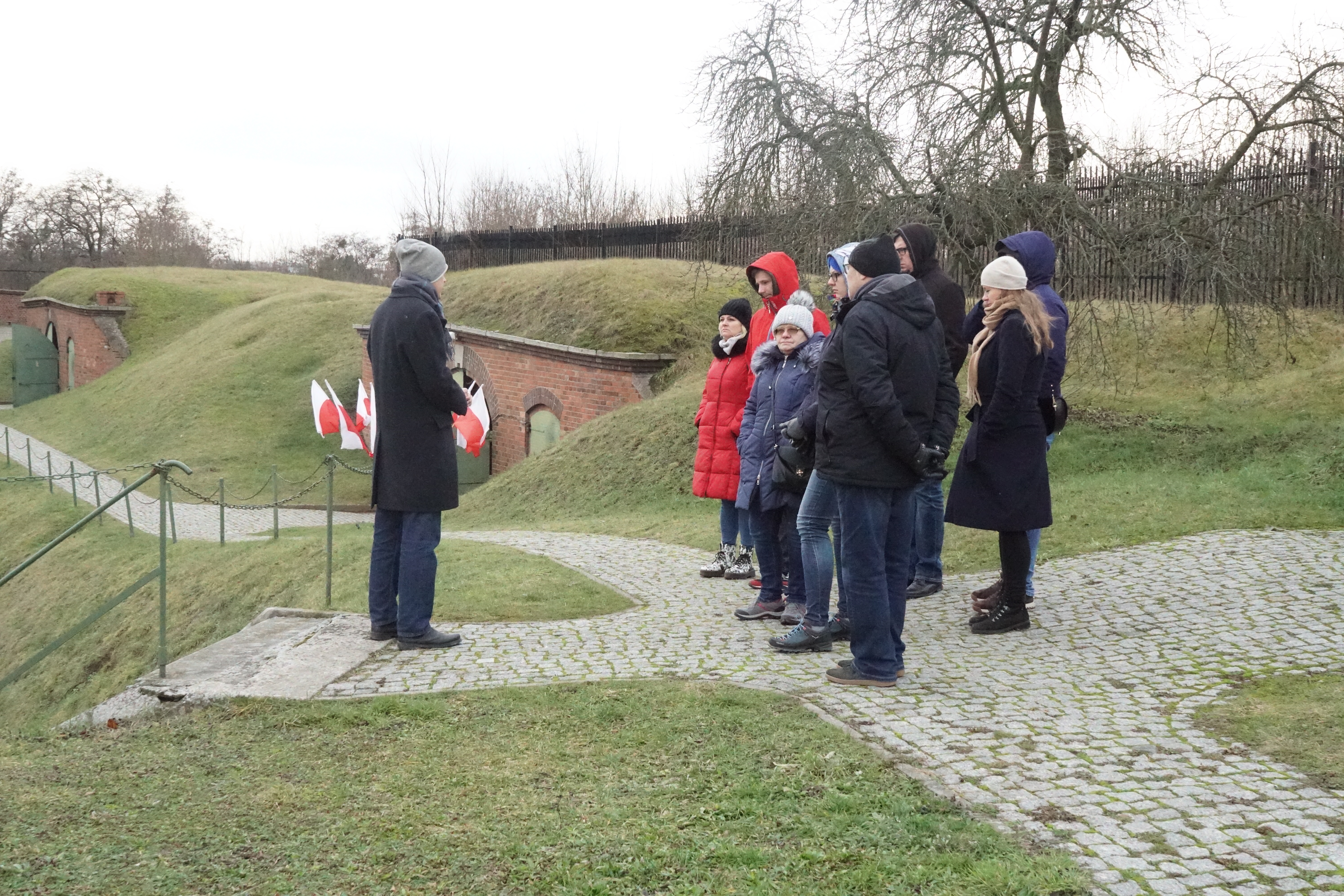 Zwiedzający fort VII