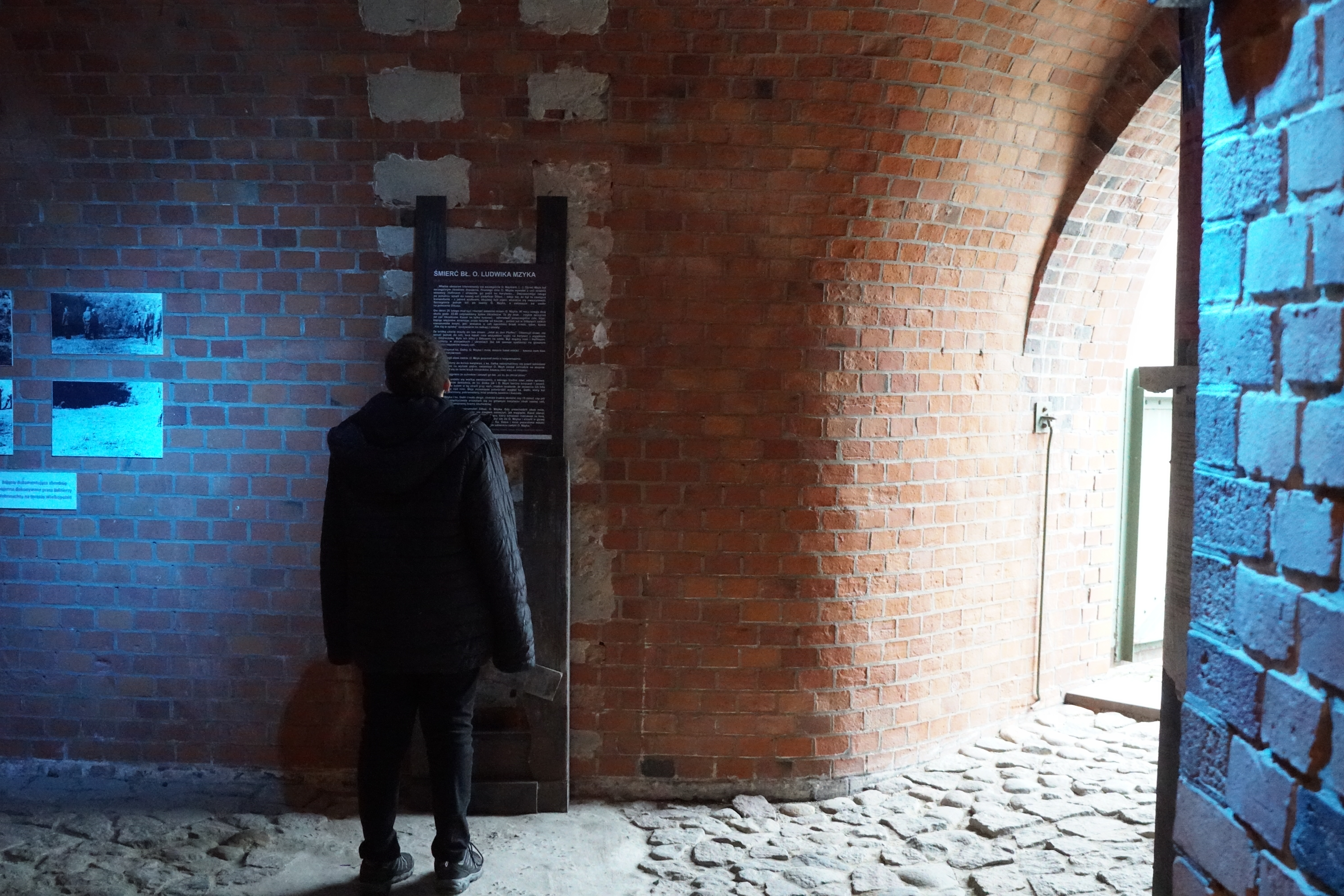 Zwiedzający fort VII