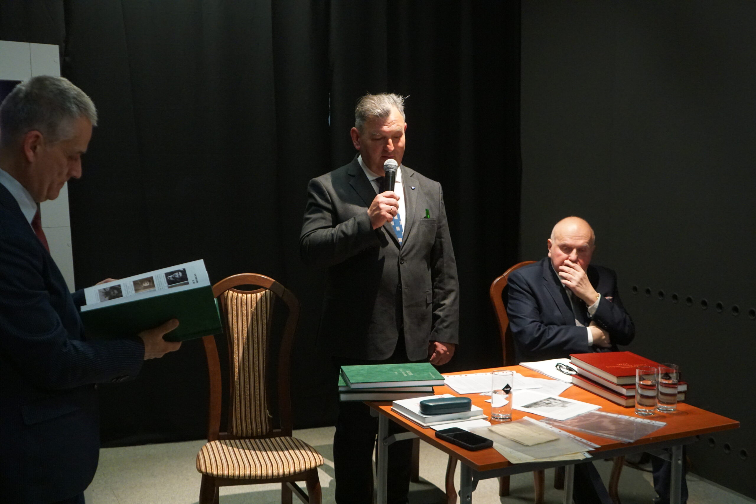 Uczestnicy spotkania "Nie rzucim ziemi skąd nasz ród" w Muzeum Powstania Wielkopolskiego