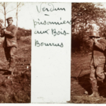 Zdjęcie przedstawiające jeńców transportujących rannego, Verdun 1916, La Contemporaine Library
